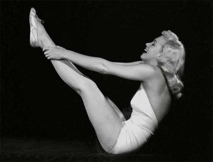 La sesión de fotos que confirma que Marilyn Monroe era una apasionada del Pilates y el Yoga 